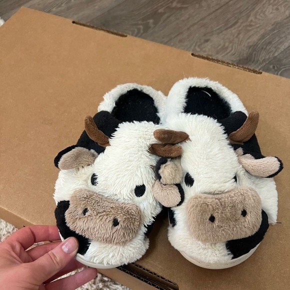 Adorable Cow Print Slippers - Picture 2 of 6